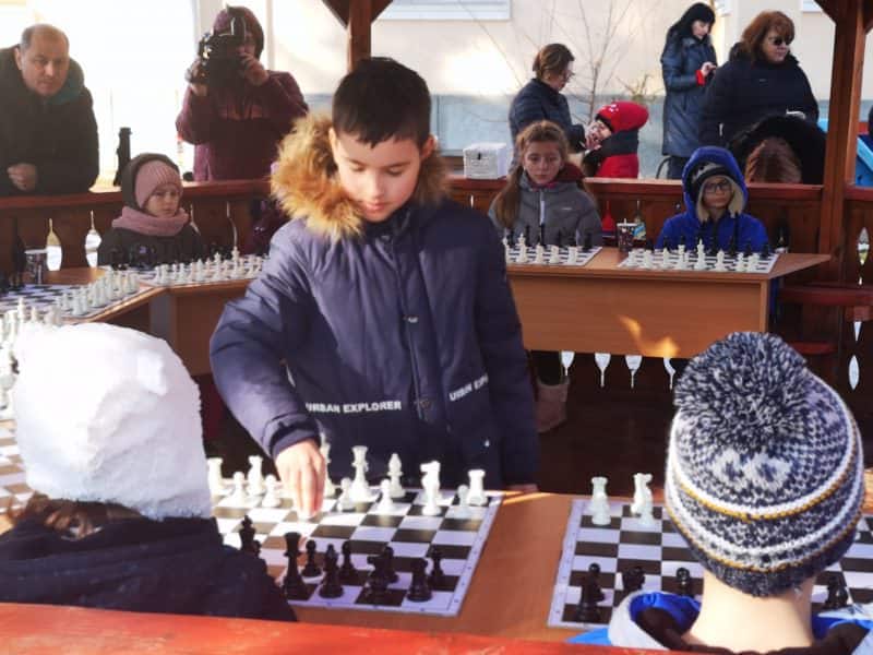 video - cum a fost simultanul de șah în prima clasă în natură din sibiu