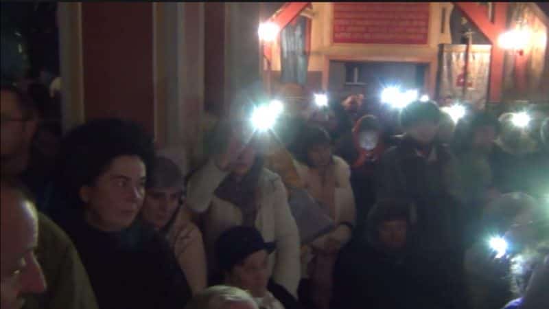 video spectacol inedit eminescu - zeci de credincioși au cântat pe ritmuri folk la îndemnul preotului cătălin dumitrean