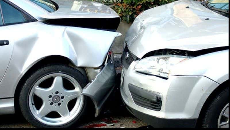 accident la băutură – un sibian fără permis s-a oprit într-o mașină parcată