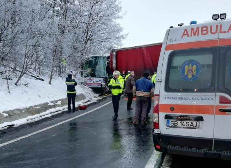 video foto cum s-a produs accidentul grav de la intrarea pe valea oltului - starea răniților