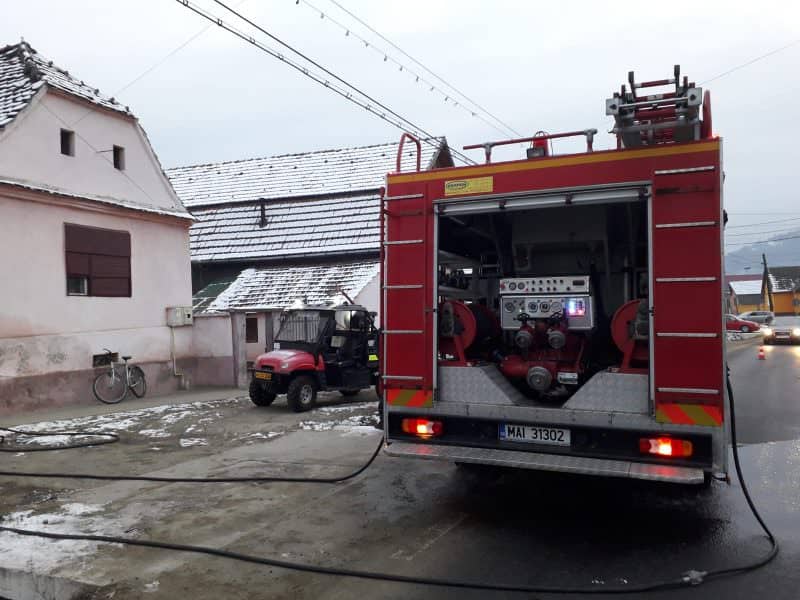 foto - incendiu la o casă din agârbiciu - a pornit din cauza unui coș de fum
