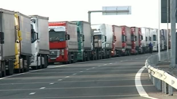 cozi la vama nădlac - șoferii de camioane așteaptă ore în șir să iasă din țară