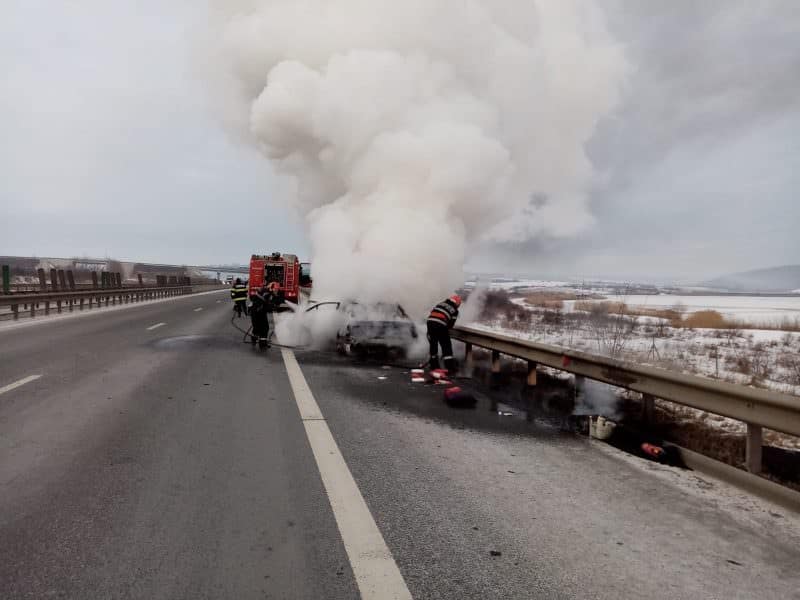 UPDATE VIDEO FOTO O mașină arde ca o torță pe autostrada Sibiu - Sebeș