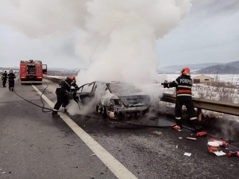 UPDATE VIDEO FOTO O mașină arde ca o torță pe autostrada Sibiu - Sebeș