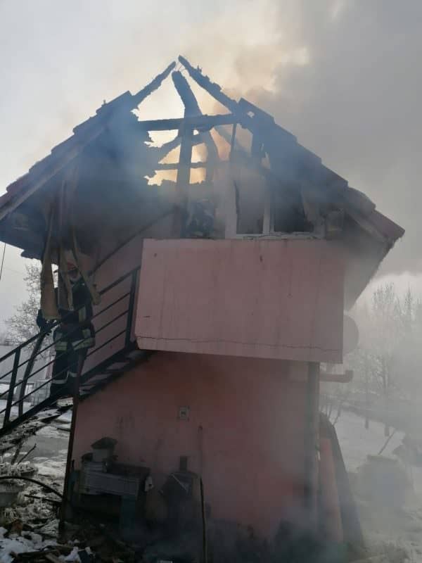 foto incendiu la tălmaciu - locuință cuprinsă de flăcări