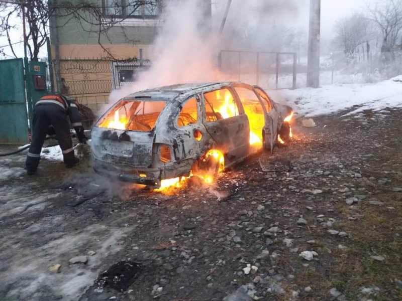 FOTO - Mașină făcută scrum la Nucet. Au intervenit pompierii