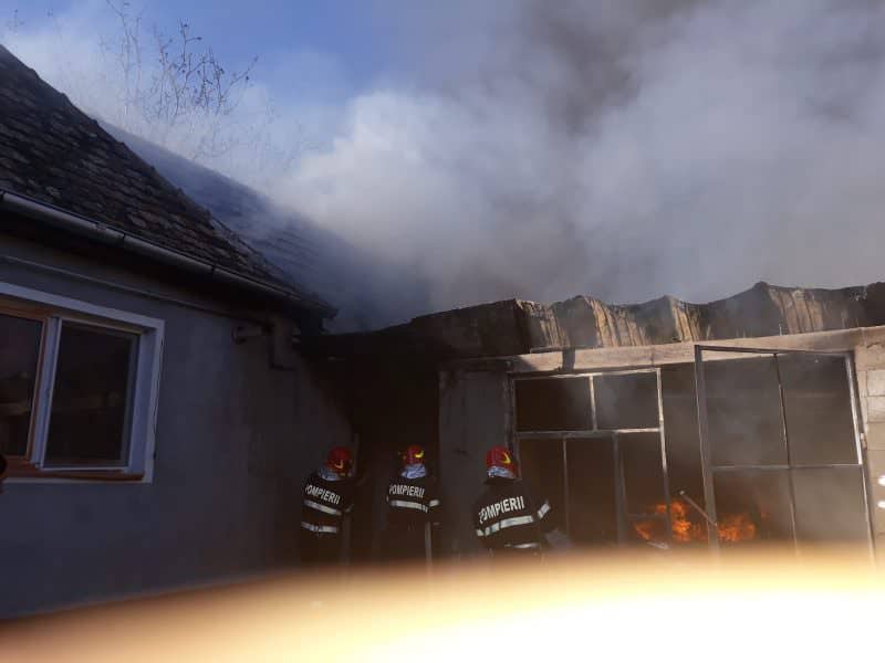 foto: incendiu de amploare la blăjel - garaj și mașină distruse de flăcări