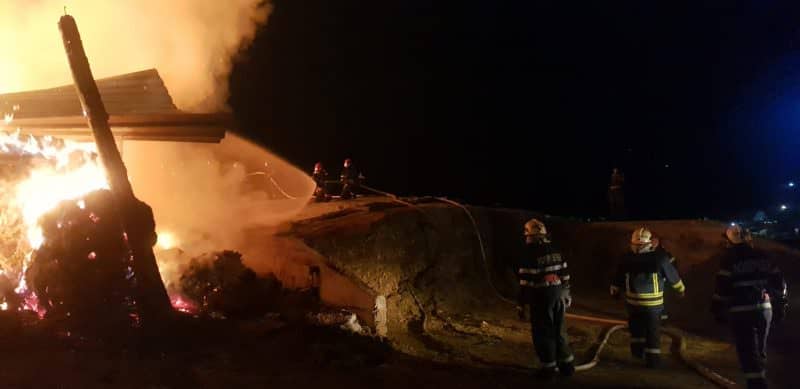 incendiul de la marpod - pompierii s-au luptat toată noaptea cu flăcările