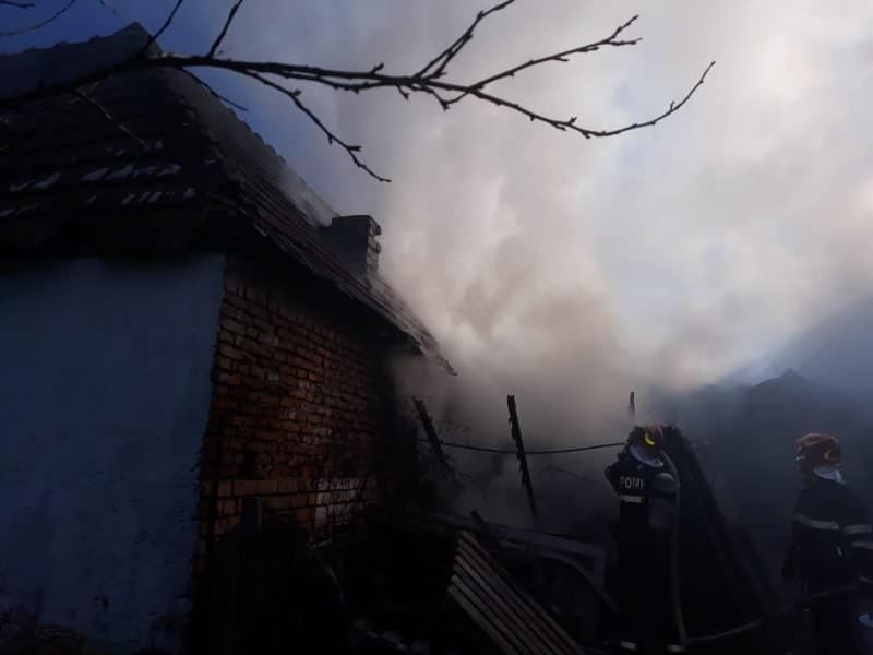 foto: incendiu de amploare la blăjel - garaj și mașină distruse de flăcări