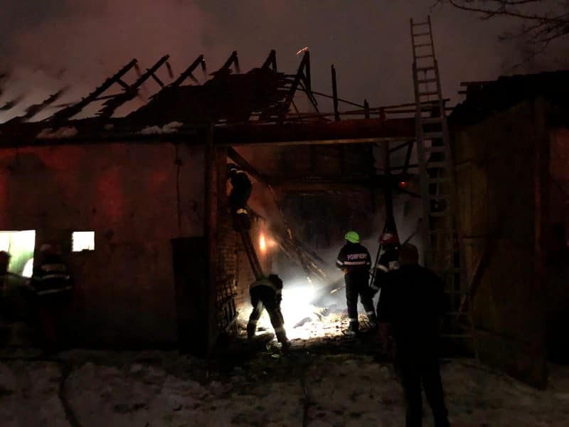 foto şură în flăcări la sărata - pompierii sibieni la datorie