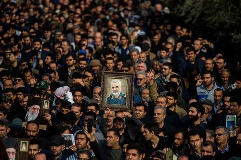proteste masive în iran - oamenii plâng pe stradă și la televizor după uciderea generalului soleimani