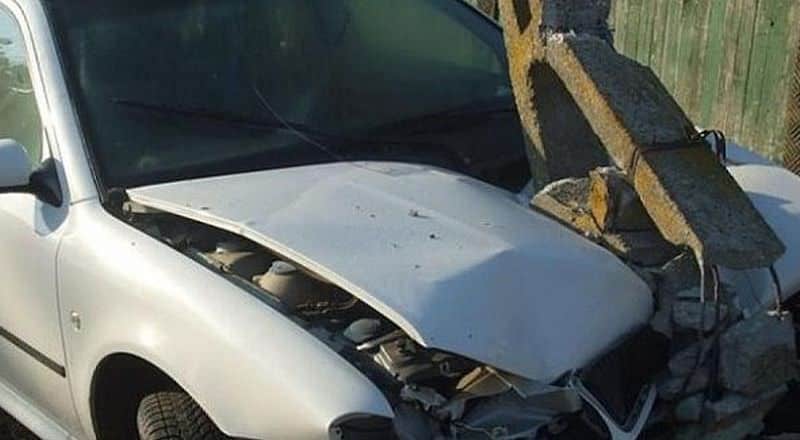 un sibian a furat o mașină și a intrat cu ea într-un stâlp în hamba