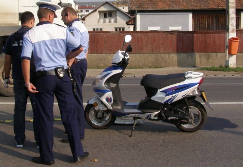 tânăr din tălmăcel, la plimbare cu mopedul fără permis - a fost prins de polițiști