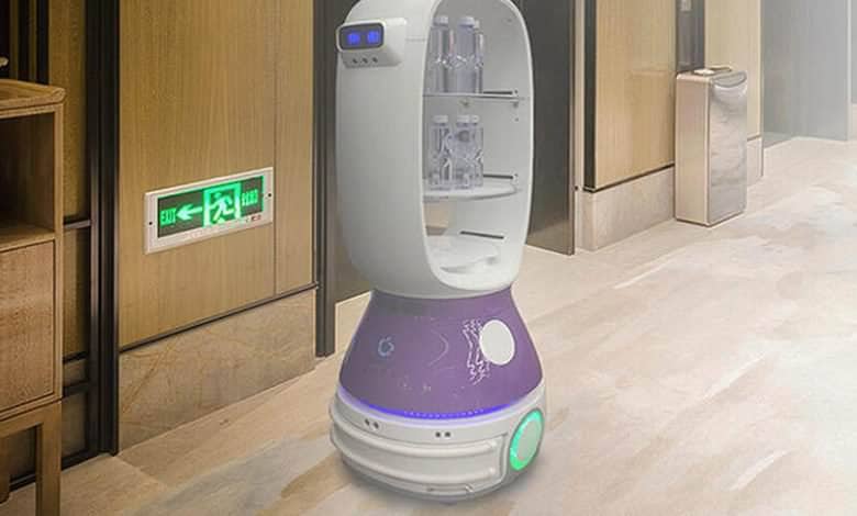 robotul arahidă servește mâncare într-un hotel aflat în carantină din cauza coronavirusului chinez