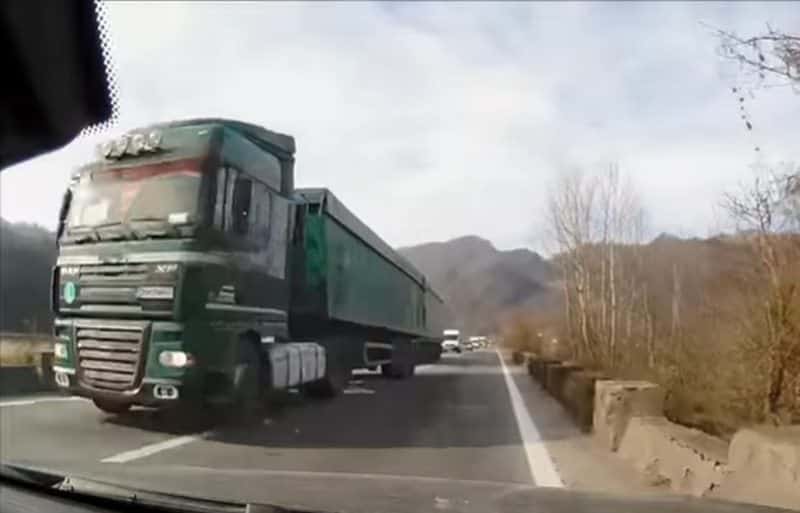 video: depășire periculoasă pe valea oltului – șofer de tir, la un pas de a provoca o tragedie