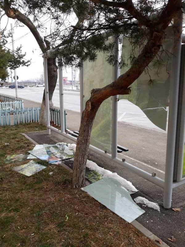 foto nesimțire fără margini - stații de autobuz din sibiu vandalizate