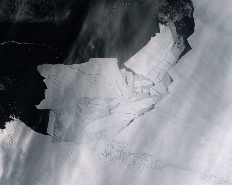 video un iceberg de 300 km² s-a desprins dintr-un ghețar în antarctica