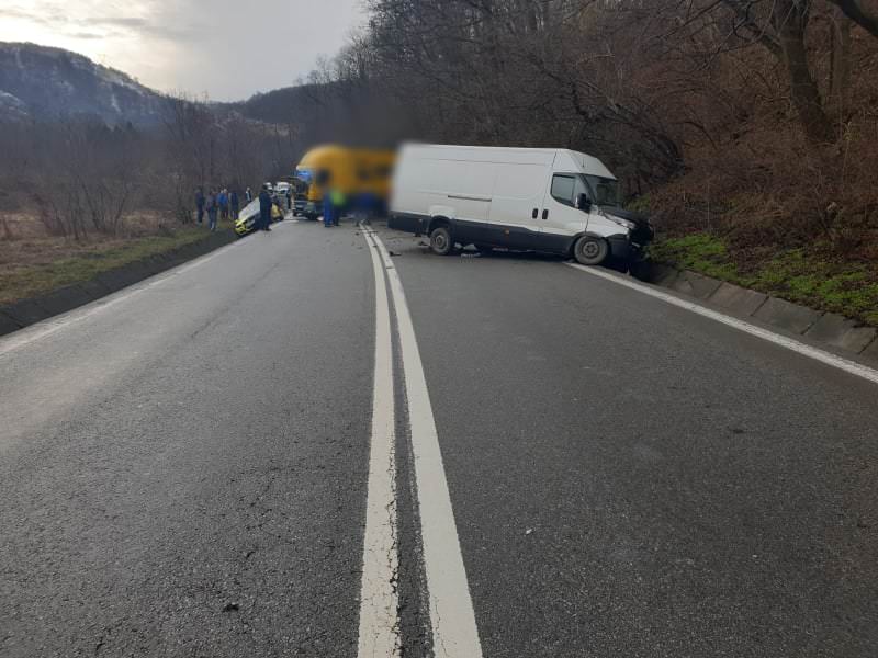 video foto - accident pe valea oltului - trafic blocat la câineni