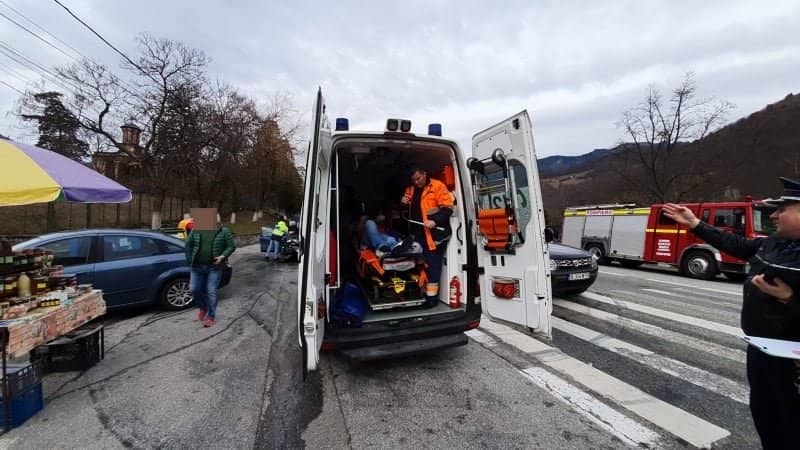 FOTO: Accident cu trei victime pe Valea Oltului în fața mănăstirii Cozia