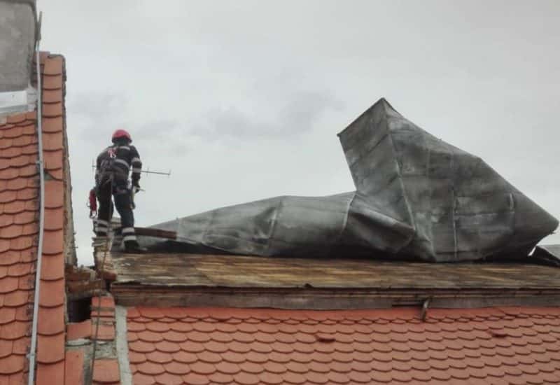 foto intervenție a pompierilor în centrul sibiului - vântul puternic a smuls bucăți dintr-un acoperiș
