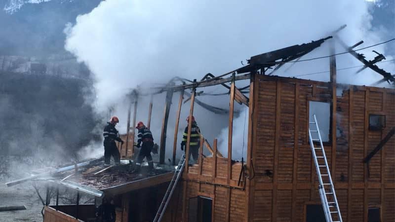 update foto: incendiu la o cabană din râu sadului - intervin pompierii