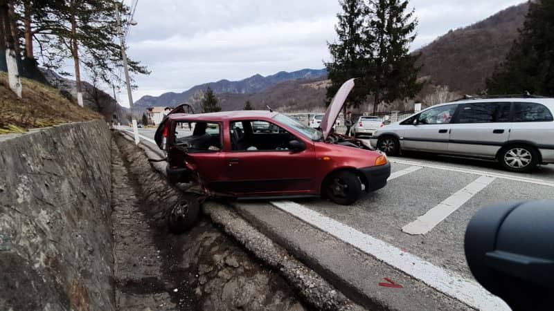 FOTO: Accident cu trei victime pe Valea Oltului în fața mănăstirii Cozia