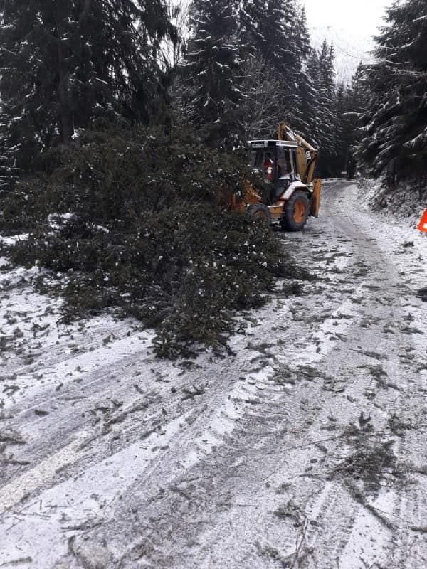 VIDEO FOTO: Vremea se dezlănțuie în toată țara - Drumuri blocate, localități fără curent și școli închise