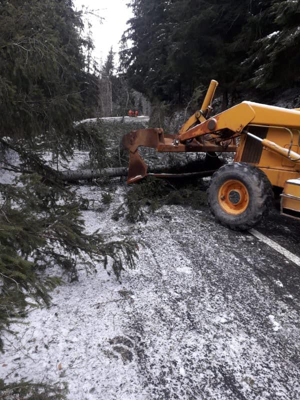 VIDEO FOTO: Vremea se dezlănțuie în toată țara - Drumuri blocate, localități fără curent și școli închise