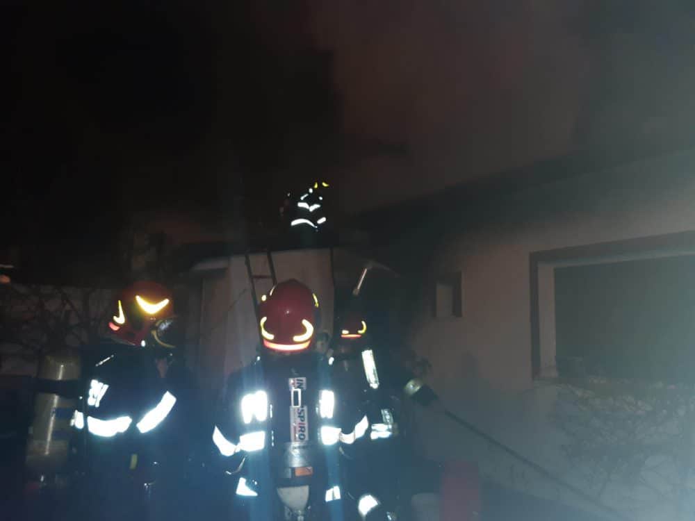 foto - doi sibieni duşi la spitale în cursul nopii, după ce le-a ars acoperişul casei