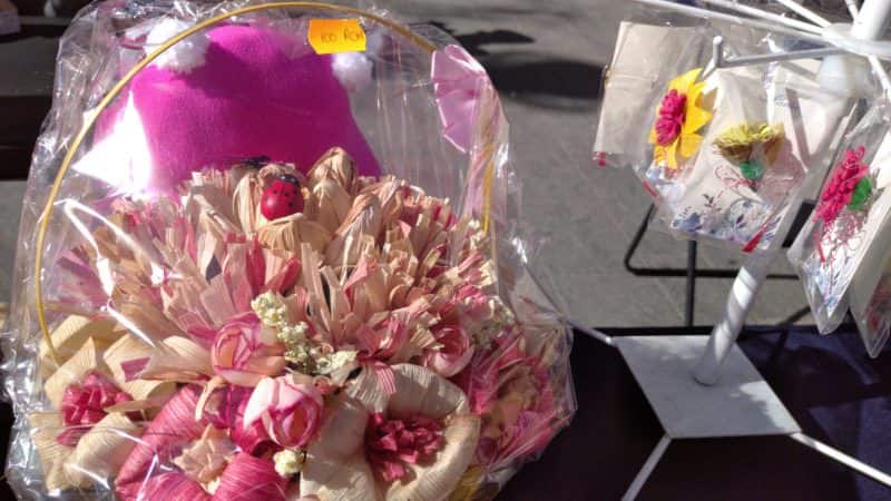 foto: pietonala bălcescu, plină cu mărțișoare - florile din săpun și din foi de porumb, atracția primăverii