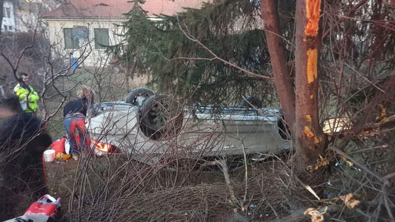 video foto: accident pe strada rennes - o mașină s-a răsturnat direct într-o curte