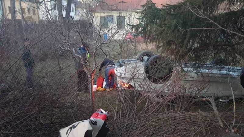 video foto: accident pe strada rennes - o mașină s-a răsturnat direct într-o curte