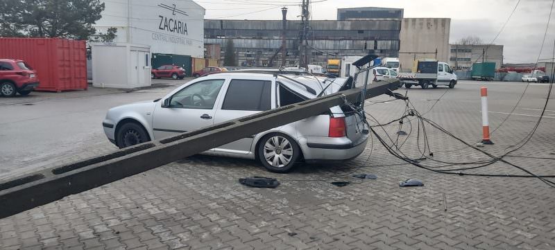foto - mașină distrusă de un stâlp la sibiu