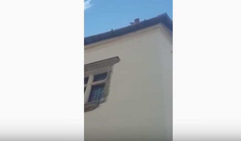 video zboară țigle de pe muzeul de istorie - vântul încă bate la sibiu
