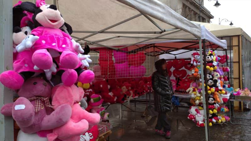 foto: ce vând comercianții de pe bălcescu de ziua îndrăgostiților - ursuleți de pluș și mult kitsch