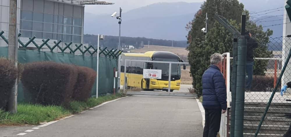 video: situație tensionată la aeroportul sibiu - pasagerii zborului de stuttgart, trimiși în izolare