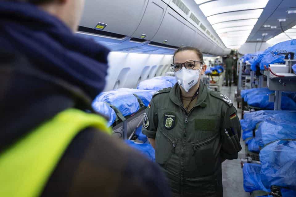 foto: germania transferă cu un avion-spital ultra modern bolnavi de coronavirus din italia și franța