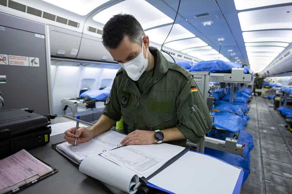 foto: germania transferă cu un avion-spital ultra modern bolnavi de coronavirus din italia și franța