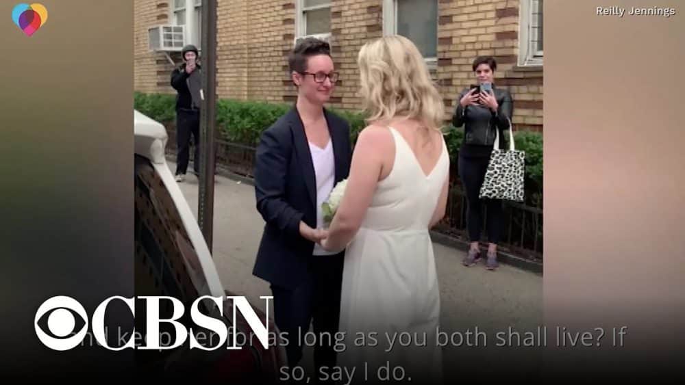 video căsătorie inedită la new york - ceremonie în stradă cu aplauze din balcoane