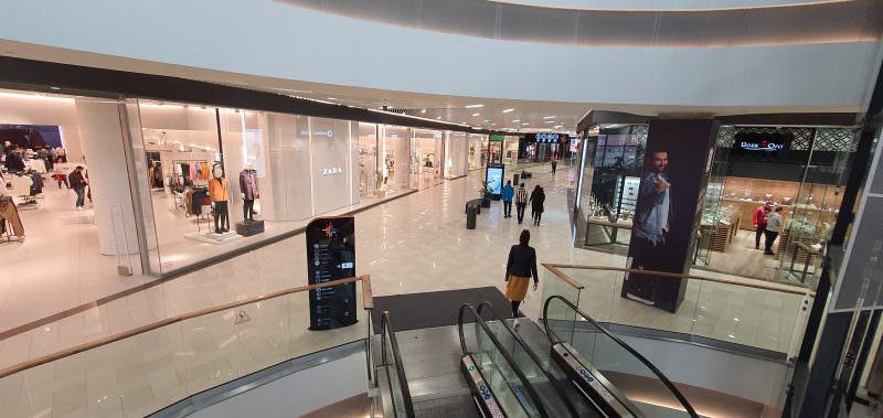 foto: sibiul în criza coronavirusului - plin de oameni în mall la shopping city, gol la terasele din centru