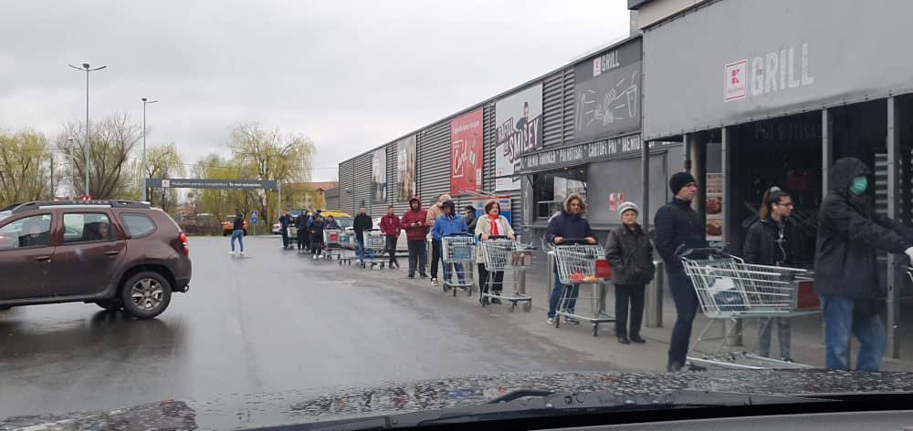 video foto cozi la toate hypermarketurile din sibiu - oamenii își fac provizii de alimente