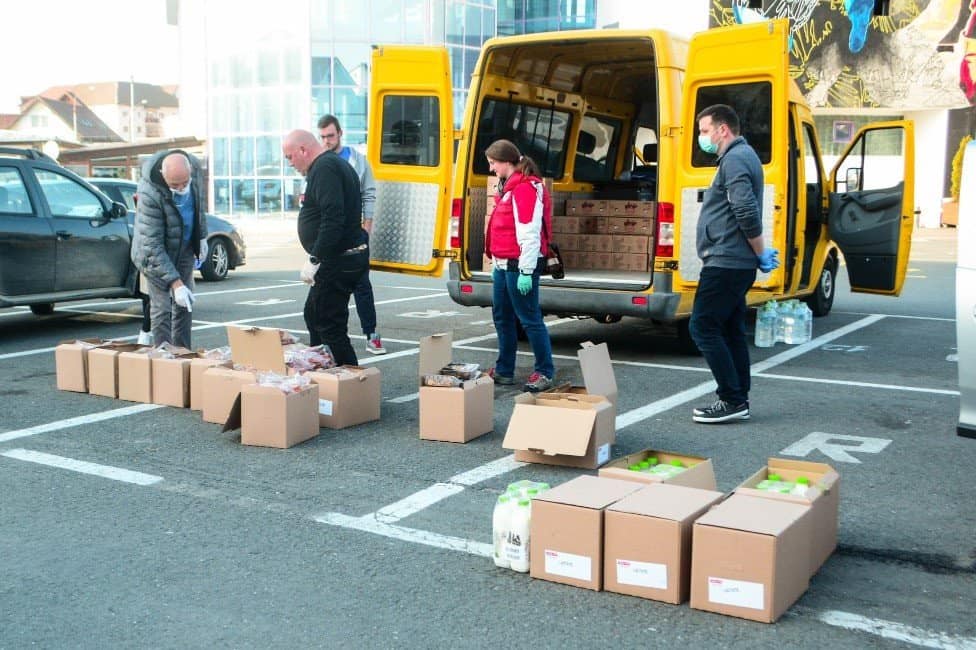 foto: crucea roșie a distribuit alimente persoanelor vulnerabile din județul sibiu