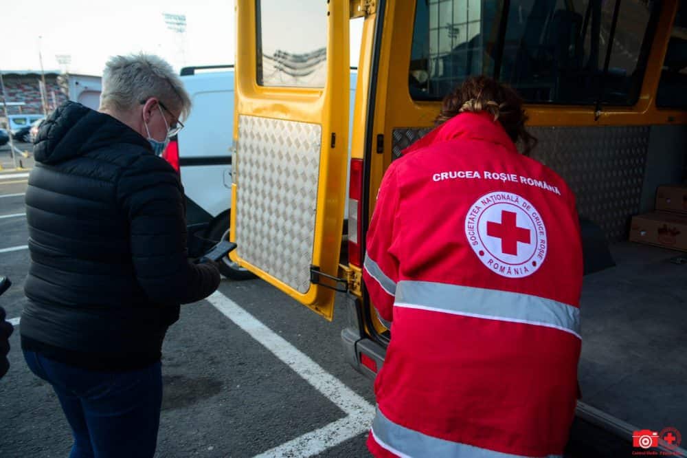 foto: crucea roșie a distribuit alimente persoanelor vulnerabile din județul sibiu