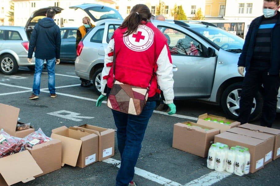 foto: crucea roșie a distribuit alimente persoanelor vulnerabile din județul sibiu