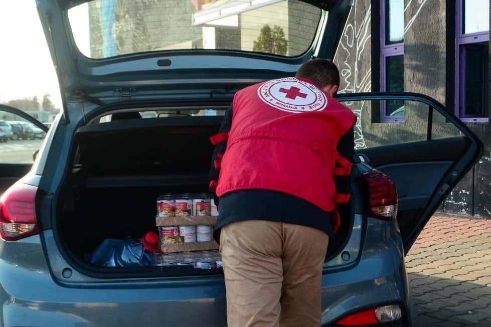 foto: crucea roșie a distribuit alimente persoanelor vulnerabile din județul sibiu