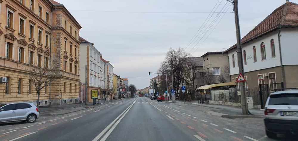 foto - sibiul pustiu joi seara. trafic lejer prin oraş