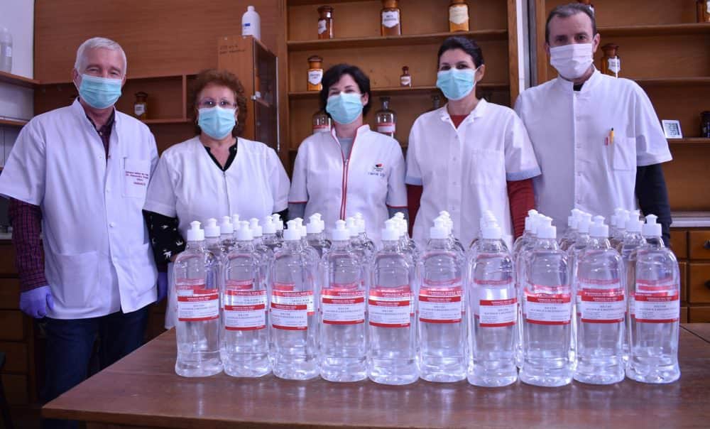 foto - spitalul militar sibiu prepară dezinfectant pentru mâini