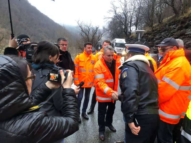 FOTO - Ministrul Transportului, în inspecţie duminică, pe Valea Oltului - "Nu ne putem juca cu vieţile oamenilor"