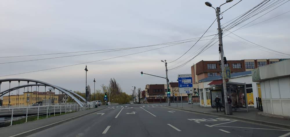 foto - sibiul pustiu joi seara. trafic lejer prin oraş