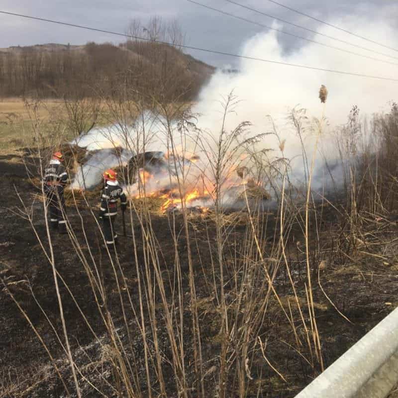 foto: pompierii sibieni au intervenit vineri la trei incendii de vegetație în județ